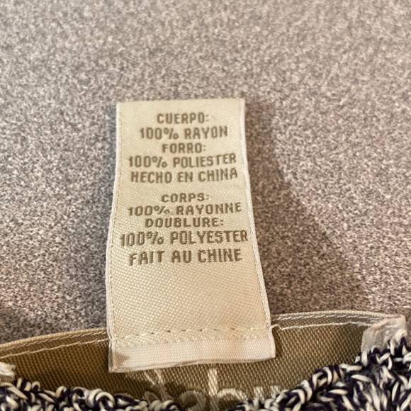 Easy Spirit - crochet 3/4 sleeve, v-neck top. Size S - Picture 4 of 7